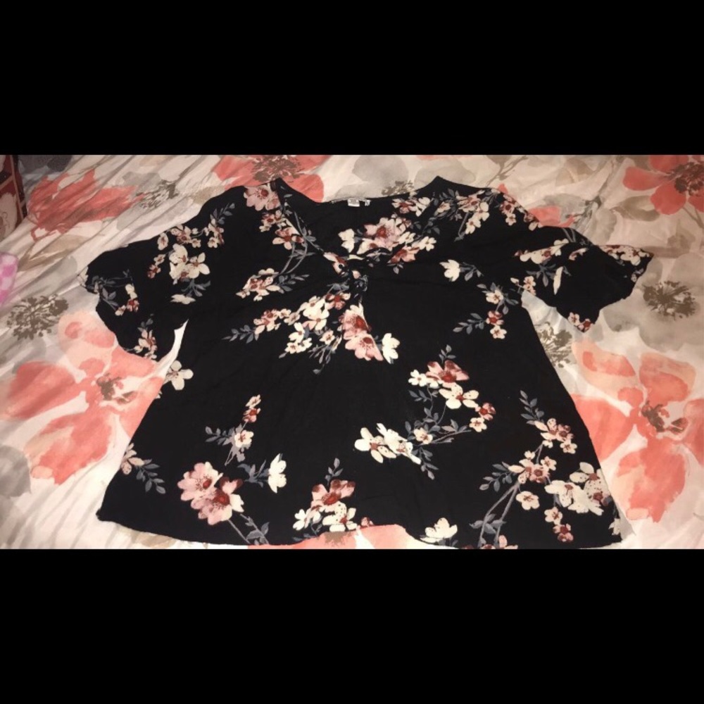 AEO Floral V-Neck shirt